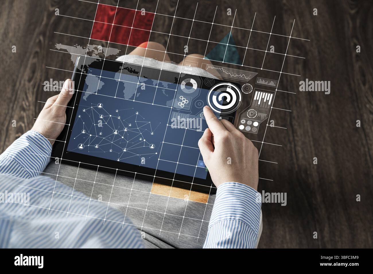 Donna d'affari in primo piano con un computer tablet in grembo Foto Stock