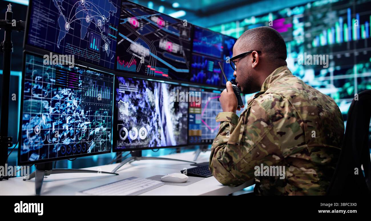 Il soldato dell'esercito controlla lo schermo della telecamera CCTV nel Military Command Surveillance Center. Foto Stock