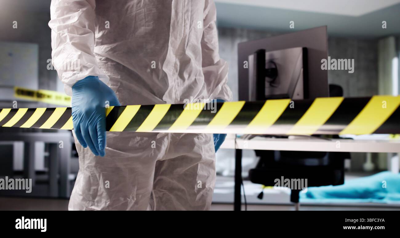 La mano Nera dell'investigatore si assicura il nastro della scena del crimine alla scena del crimine. Foto Stock