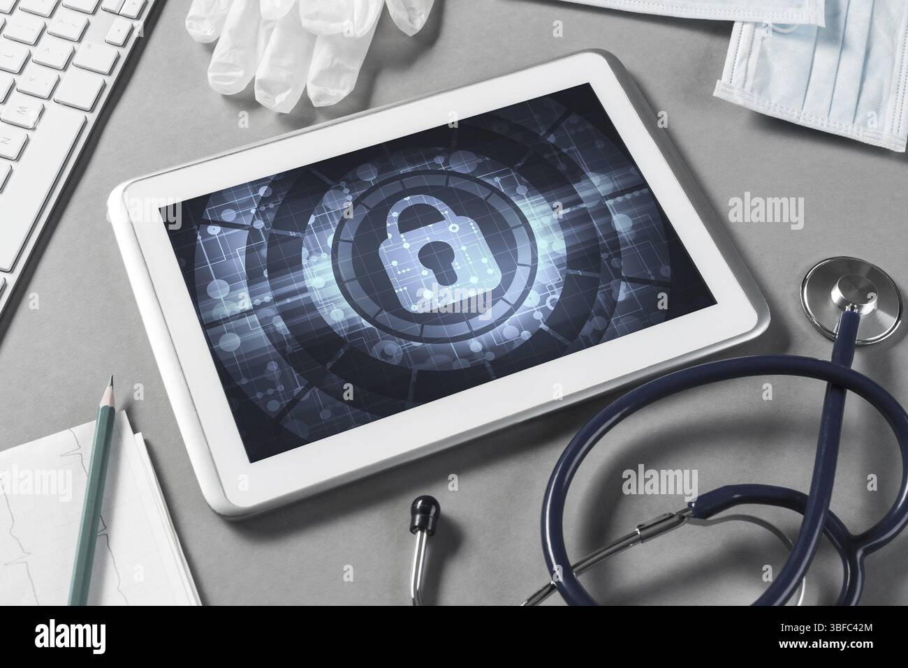 Sicurezza Web e concetto di tecnologia con i tablet pc sul tavolo Foto Stock