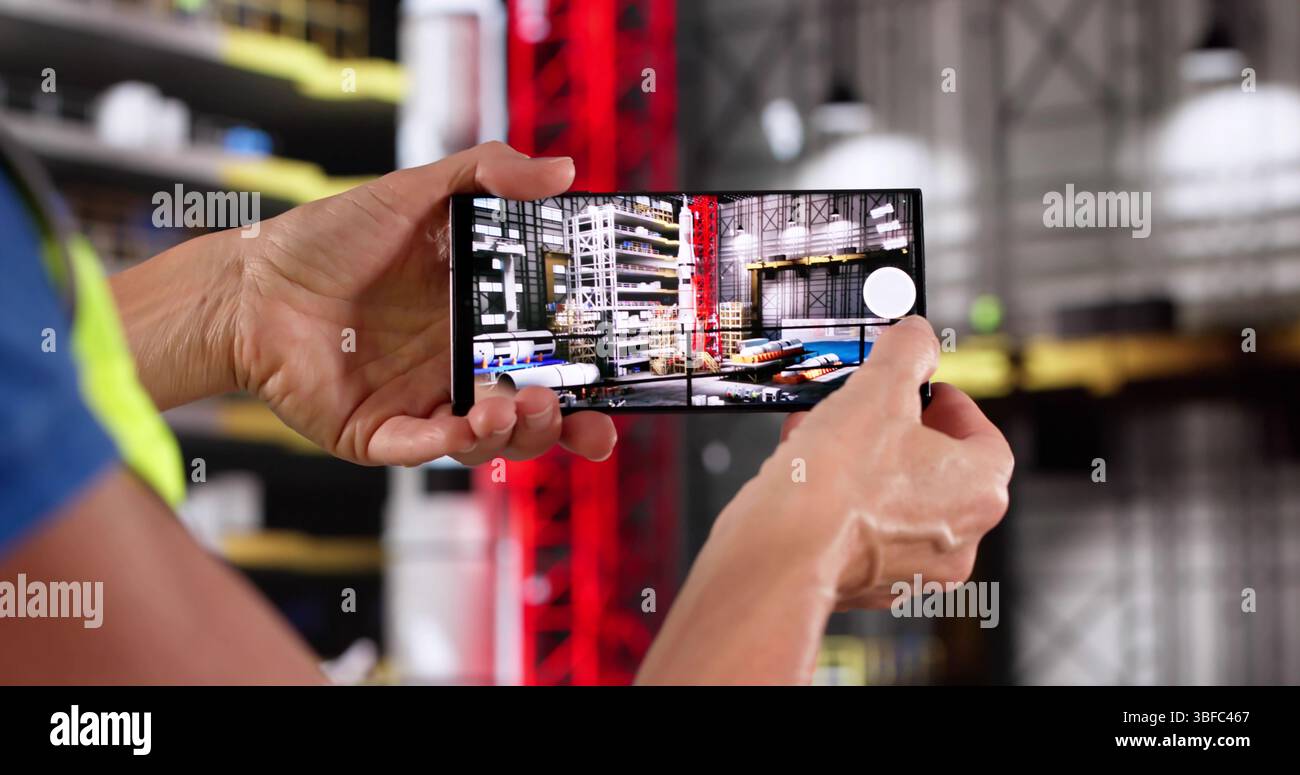 Ingegnere virtuale che cattura la tecnologia del futuro con la visione smartphone di realtà aumentata Foto Stock