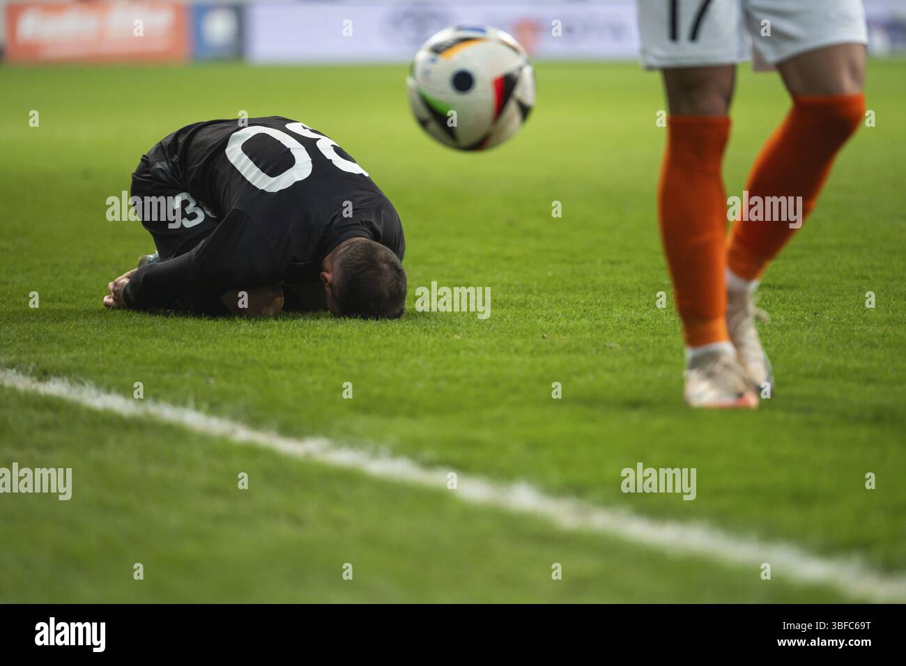 Man mostra i numeri dei giocatori sostitutivi durante la partita di calcio a Lubin, Polonia, Europa Foto Stock