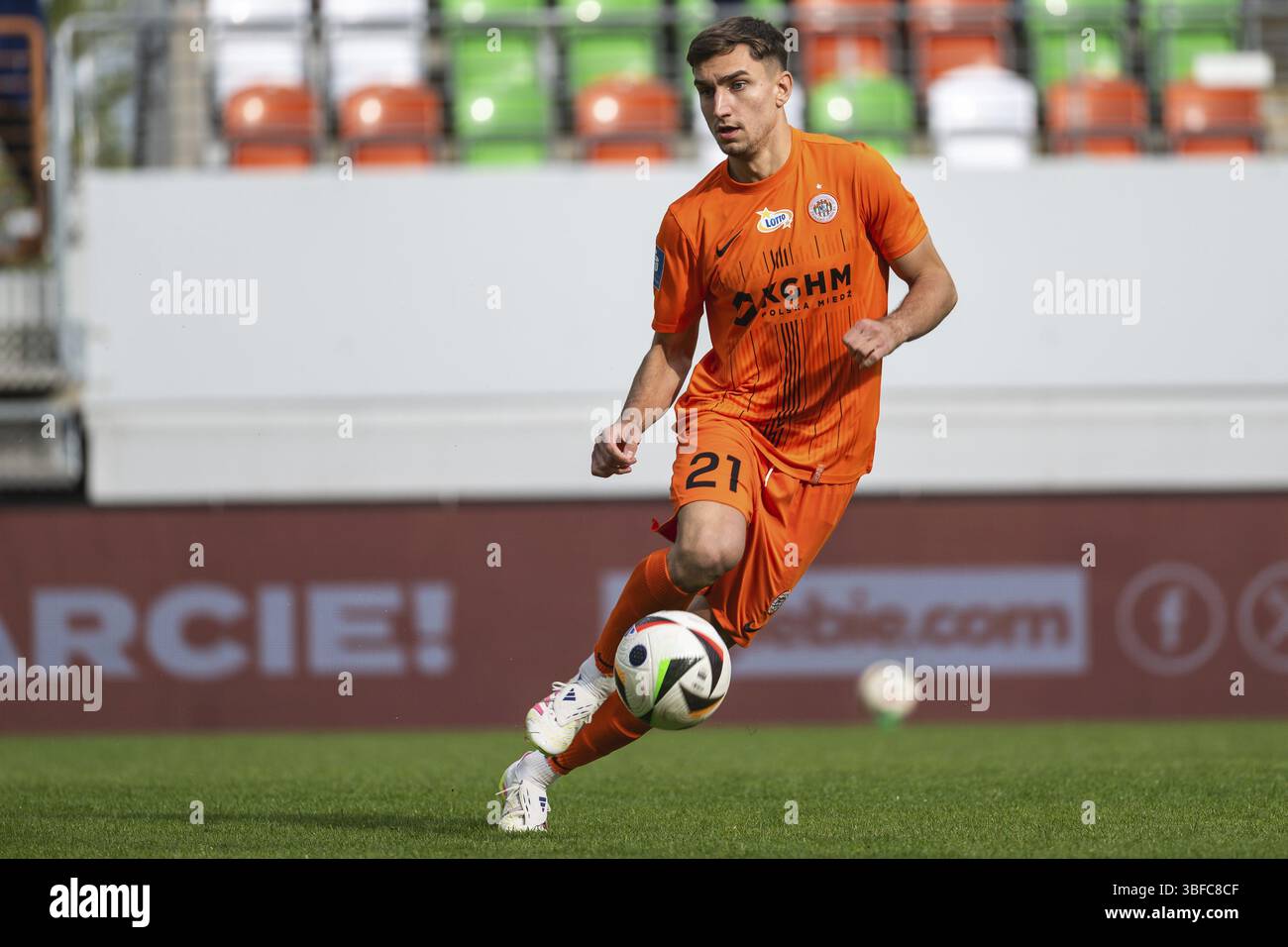 LUBIN, POLONIA - 24 MAGGIO 2025: Partita di calcio tra KGHM Zaglebie Lubin vs Cracovia. In azione Tomasz Pienko Foto Stock