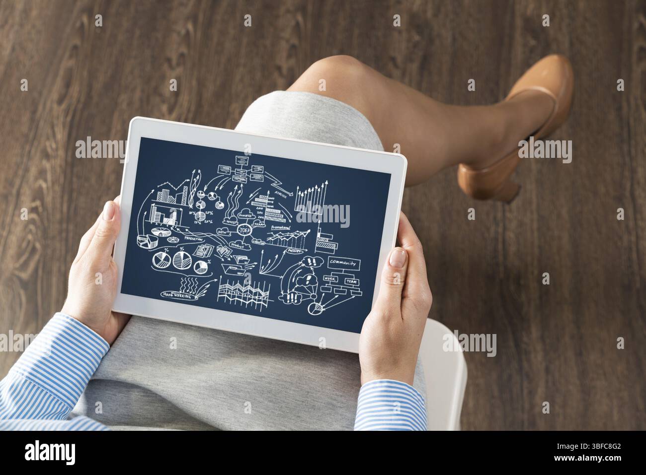 Primo piano, la donna d'affari con il tablet. Concetto di pianificazione aziendale Foto Stock