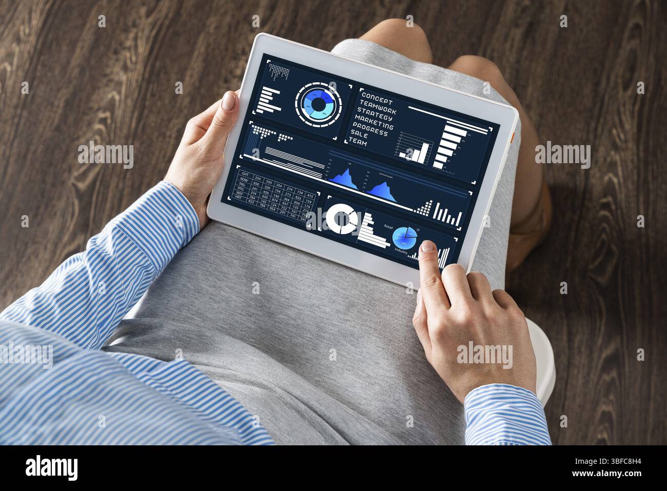 Donna d'affari in primo piano con un computer tablet in grembo Foto Stock