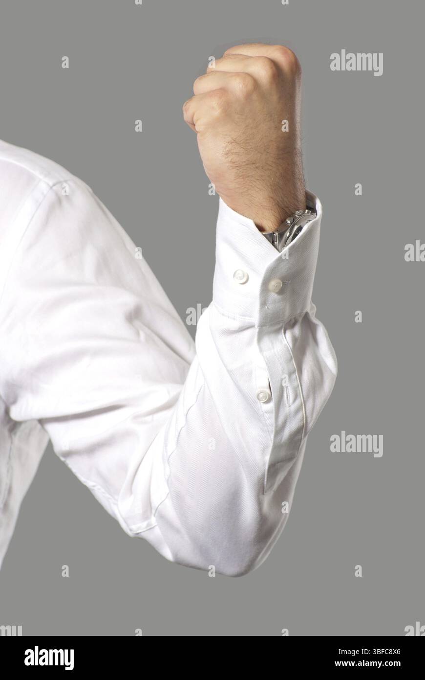 Uomo d'affari che flessa i muscoli del braccio Foto Stock