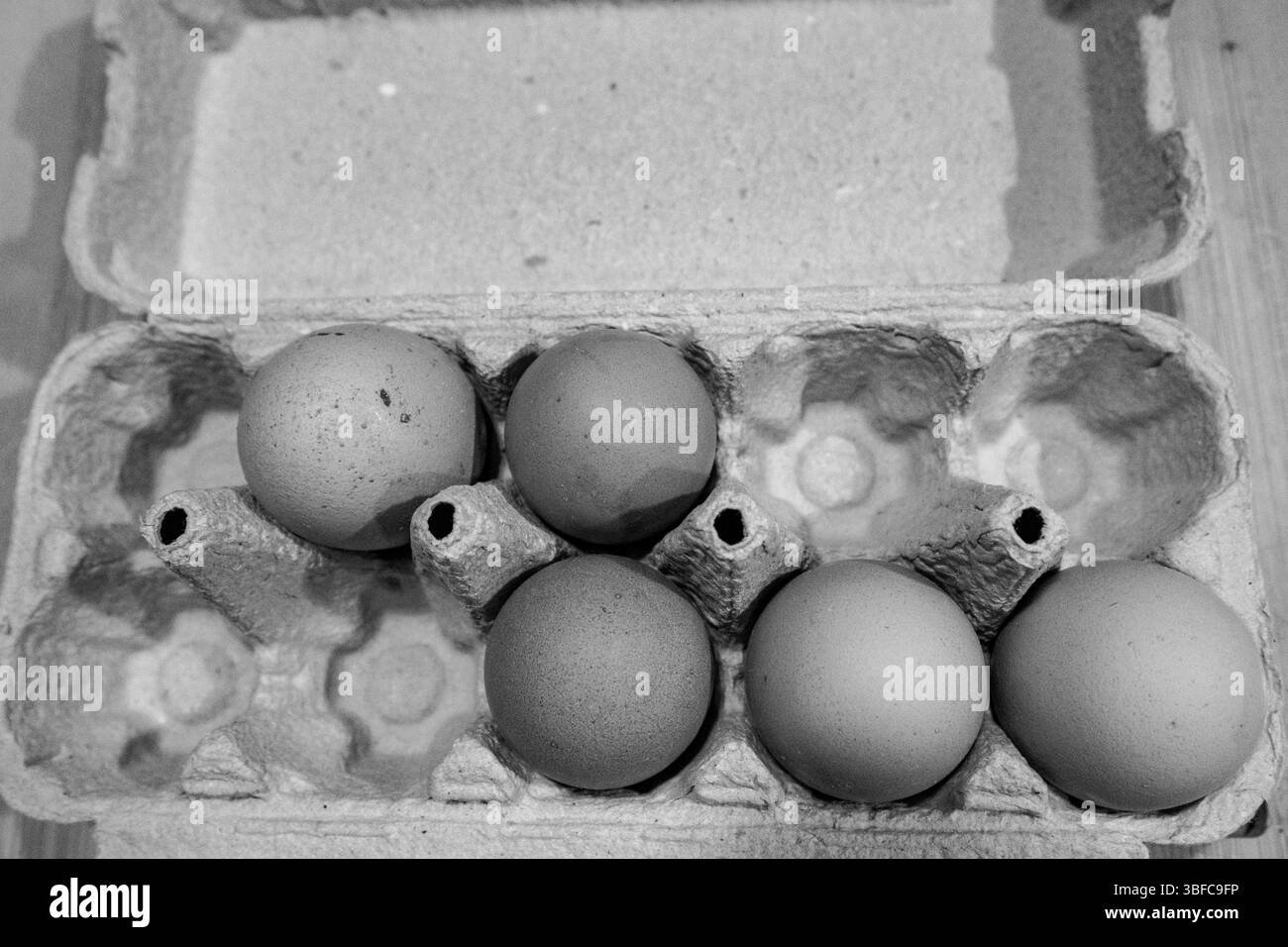 uovo, uova, nella scatola. e pane appena fatto Foto Stock