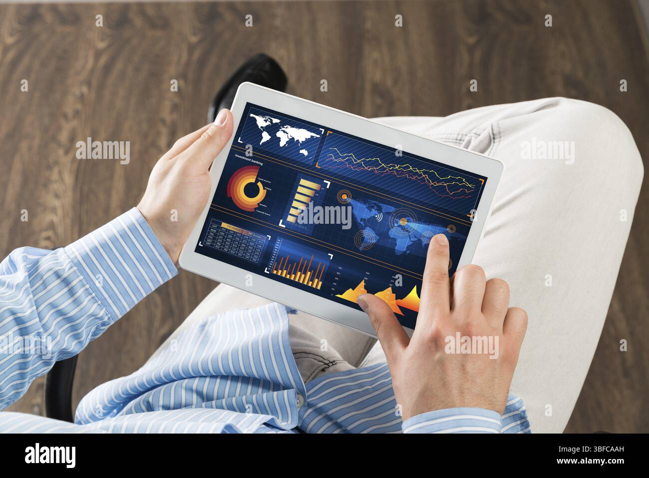 Primo piano di mani maschili con un tablet per computer Foto Stock