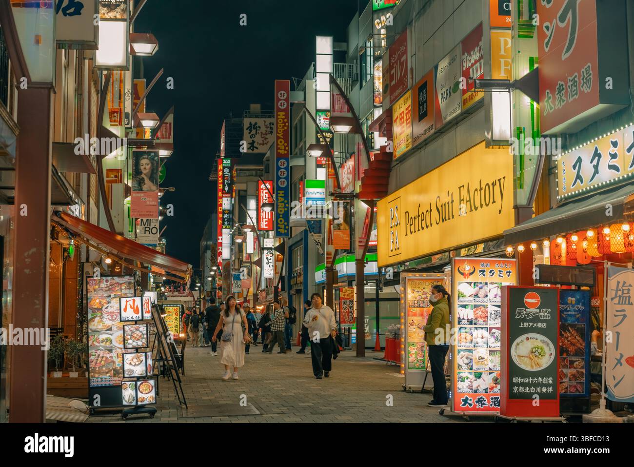 Tokyo, Giappone - 30 maggio 2025 Ameyoko è una strada commerciale situata a Taito Ward, Tokyo. Foto di alta qualità Foto Stock