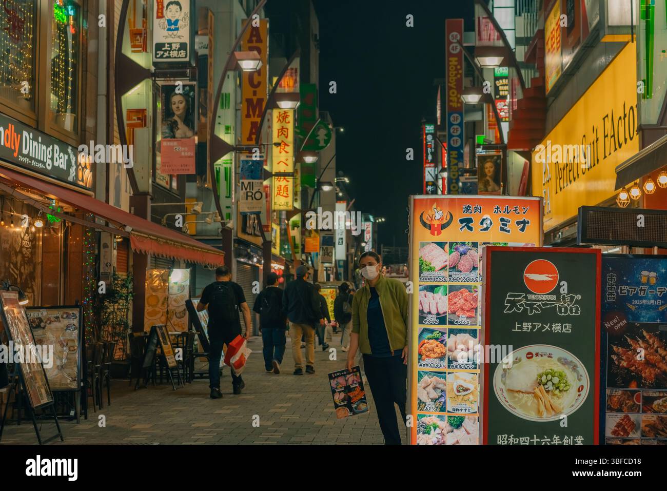 Tokyo, Giappone - 30 maggio 2025 Ameyoko è una strada commerciale situata a Taito Ward, Tokyo. Foto di alta qualità Foto Stock