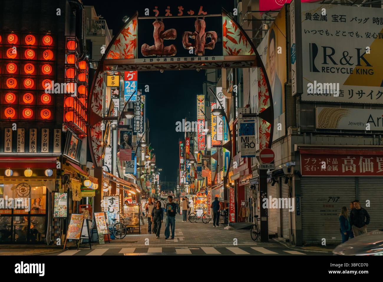 Tokyo, Giappone - 30 maggio 2025 Ameyoko è una strada commerciale situata a Taito Ward, Tokyo. Foto di alta qualità Foto Stock