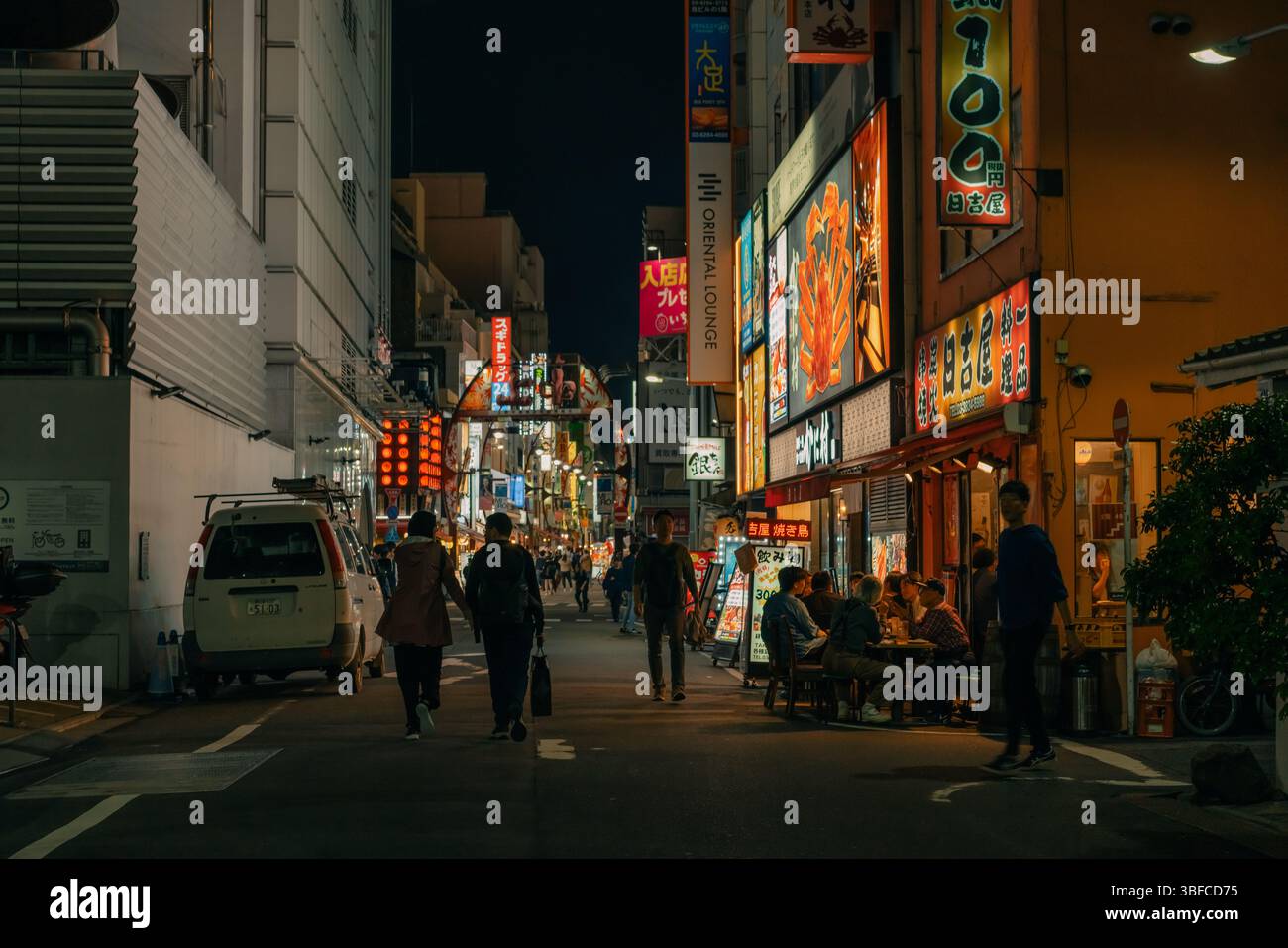 Tokyo, Giappone - 30 maggio 2025 Ameyoko è una strada commerciale situata a Taito Ward, Tokyo. Foto di alta qualità Foto Stock