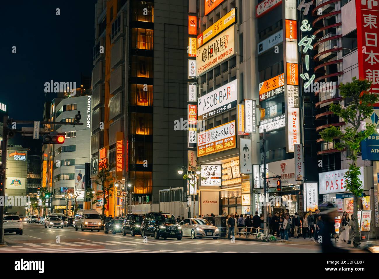 Tokyo, Giappone - 30 maggio 2025 Ameyoko è una strada commerciale situata a Taito Ward, Tokyo. Foto di alta qualità Foto Stock