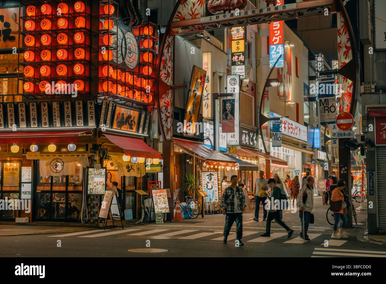 Tokyo, Giappone - 30 maggio 2025 Ameyoko è una strada commerciale situata a Taito Ward, Tokyo. Foto di alta qualità Foto Stock
