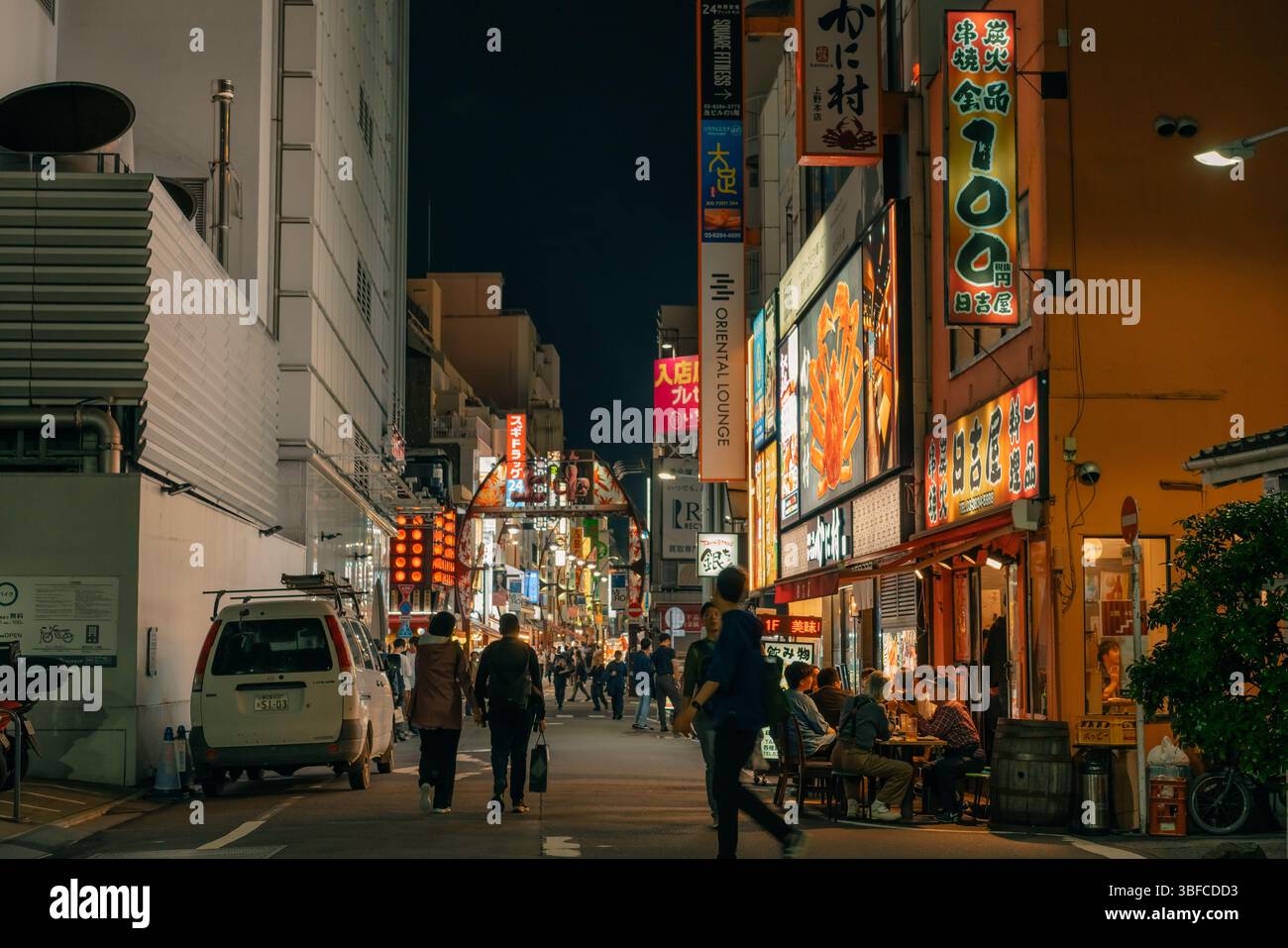 Tokyo, Giappone - 30 maggio 2025 Ameyoko è una strada commerciale situata a Taito Ward, Tokyo. Foto di alta qualità Foto Stock
