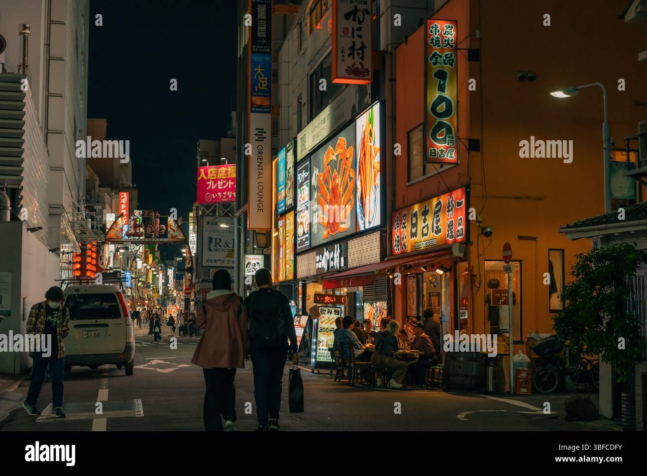 Tokyo, Giappone - 30 maggio 2025 Ameyoko è una strada commerciale situata a Taito Ward, Tokyo. Foto di alta qualità Foto Stock