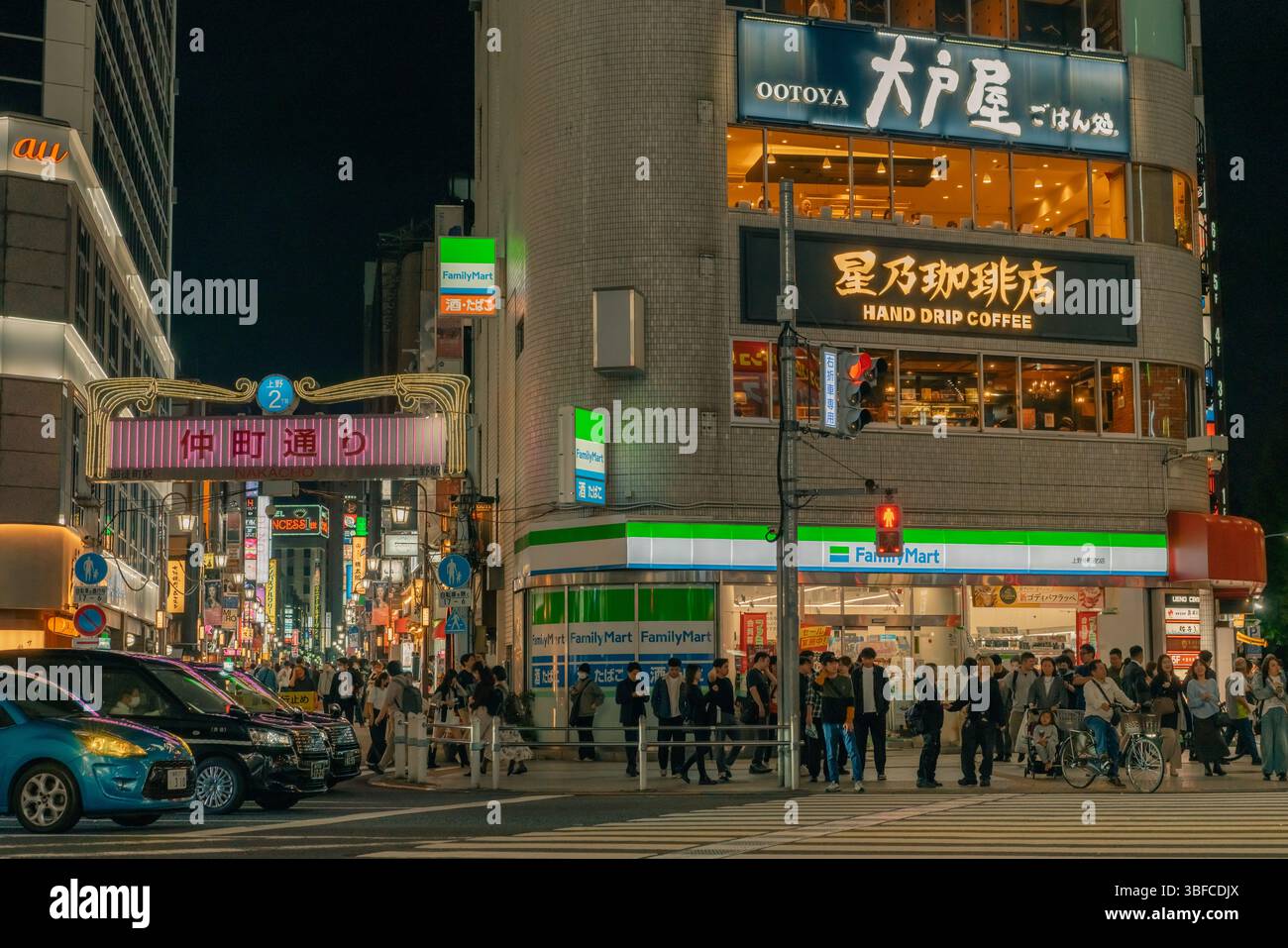 Tokyo, Giappone - 30 maggio 2025 Ameyoko è una strada commerciale situata a Taito Ward, Tokyo. Foto di alta qualità Foto Stock