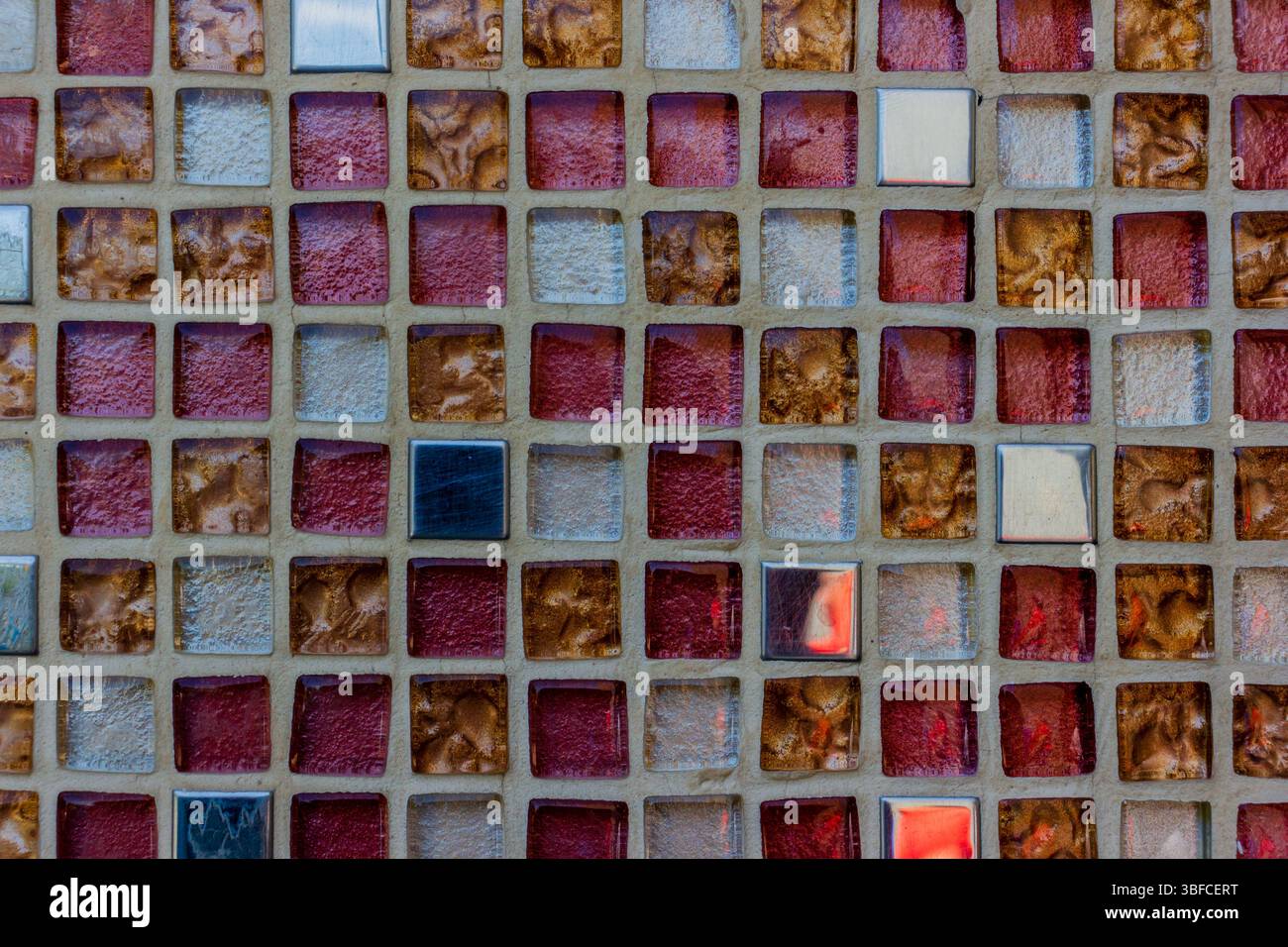 Motivo a mosaico colorato con texture metallizzate e pezzi riflettenti Foto Stock