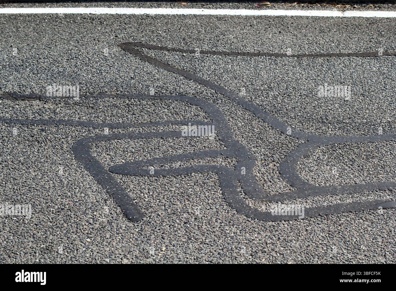 Riparazione dell'asfalto su una strada bituminosa danneggiata Foto Stock