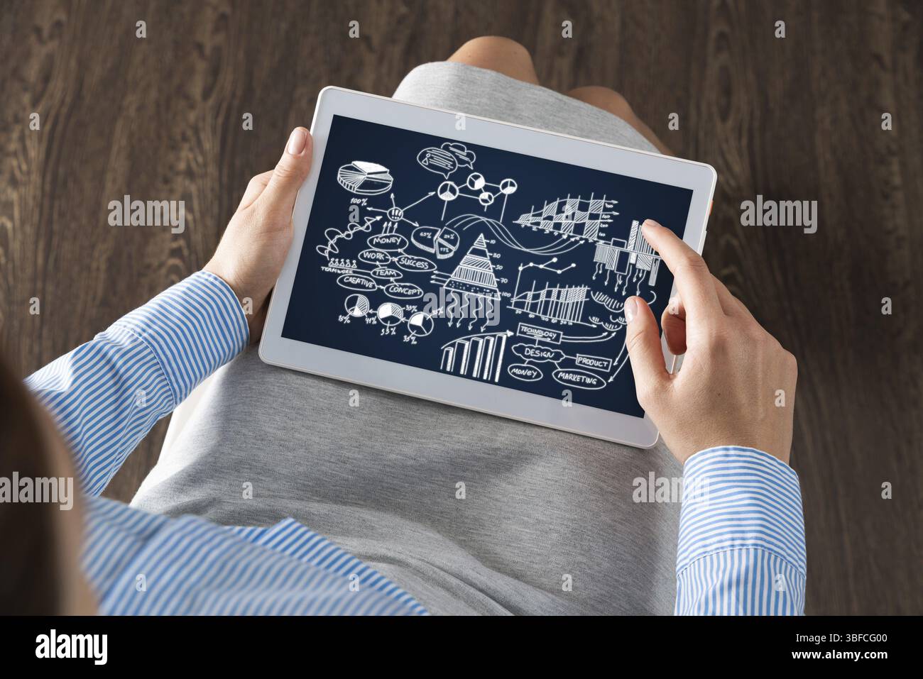 Primo piano, la donna d'affari con il tablet. Concetto di pianificazione aziendale Foto Stock