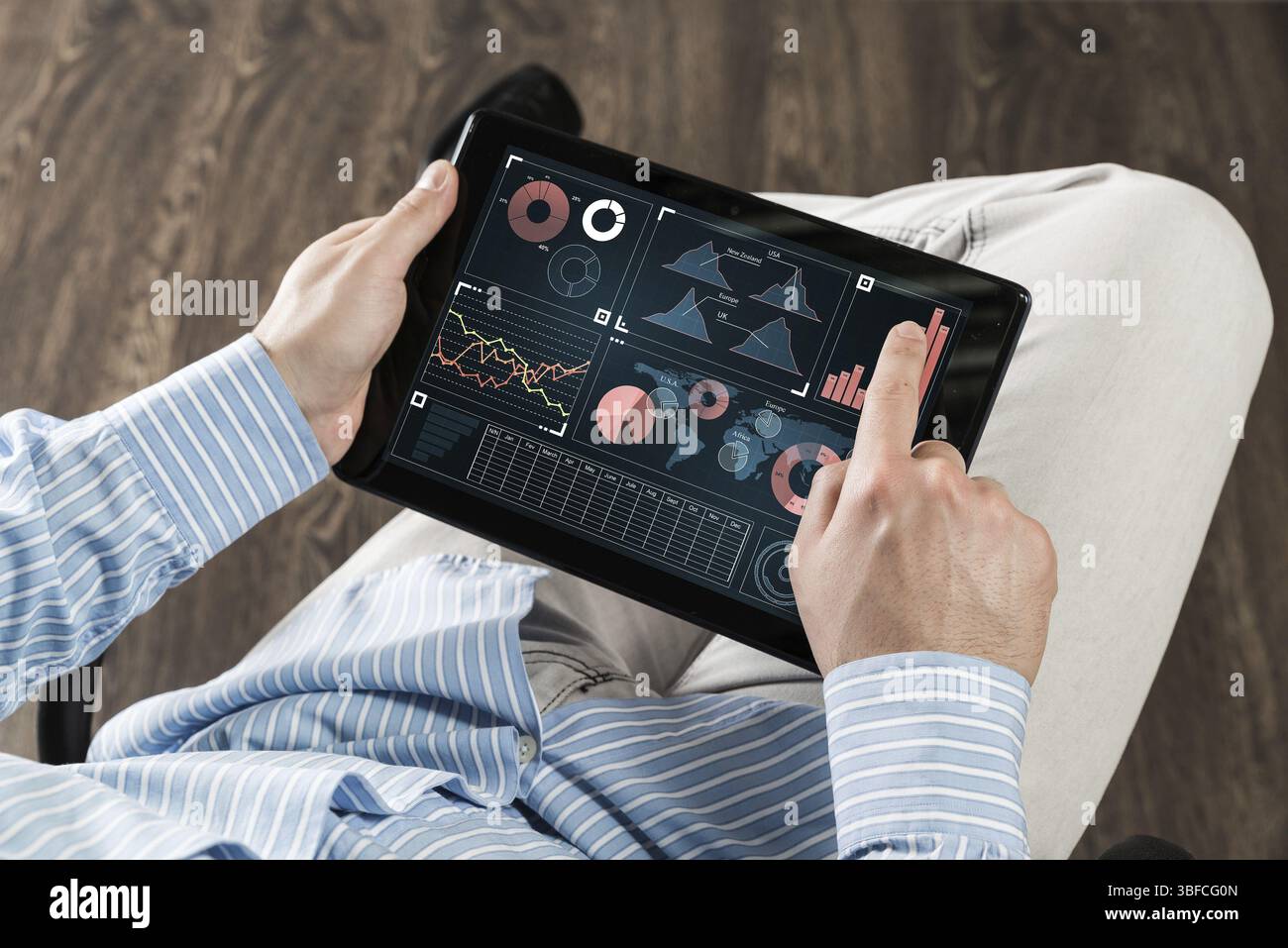 Primo piano di mani maschili con un tablet per computer Foto Stock