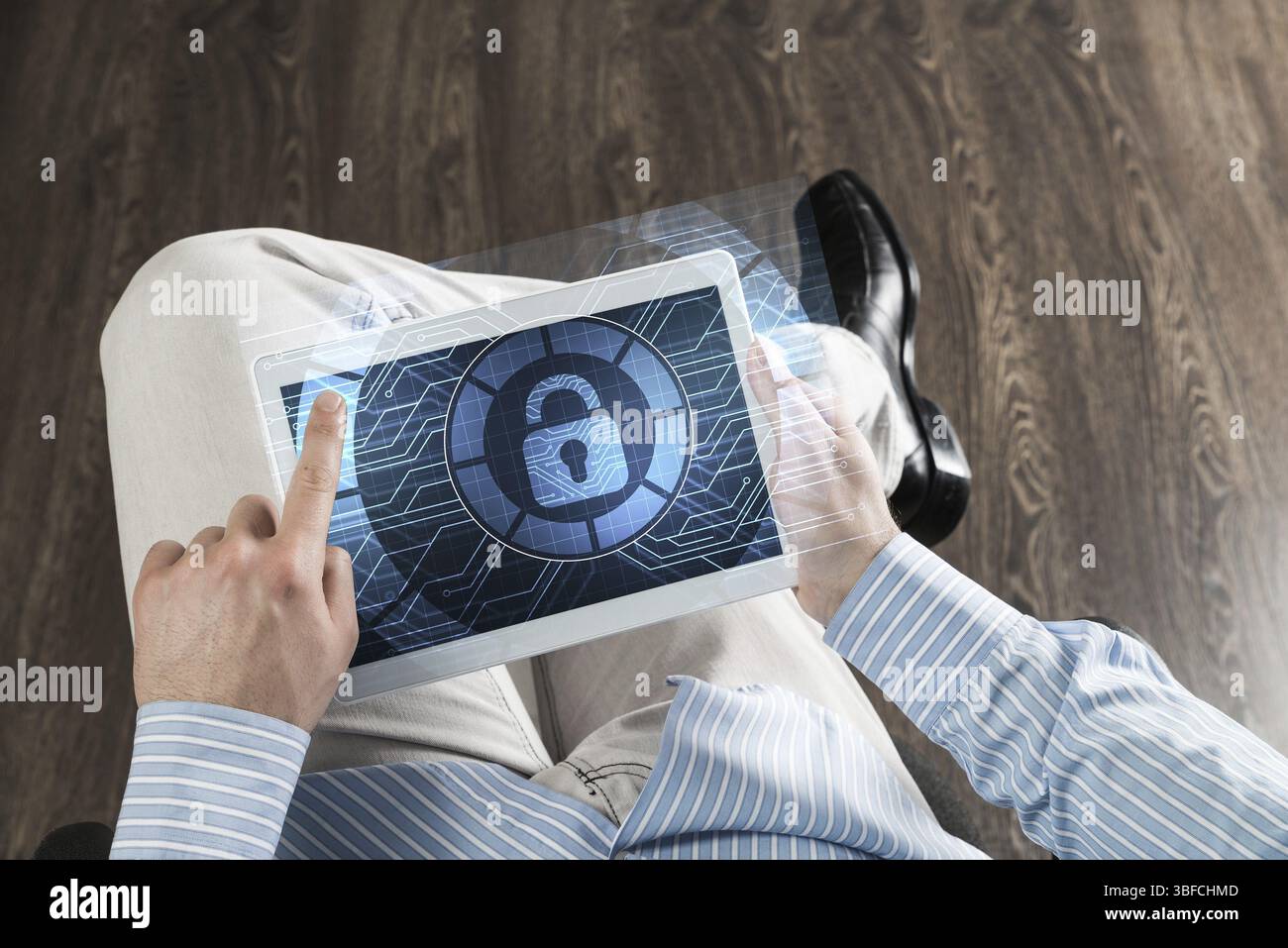 Primo piano delle mani degli uomini con un tablet per computer. Concetto di sicurezza informatica Foto Stock