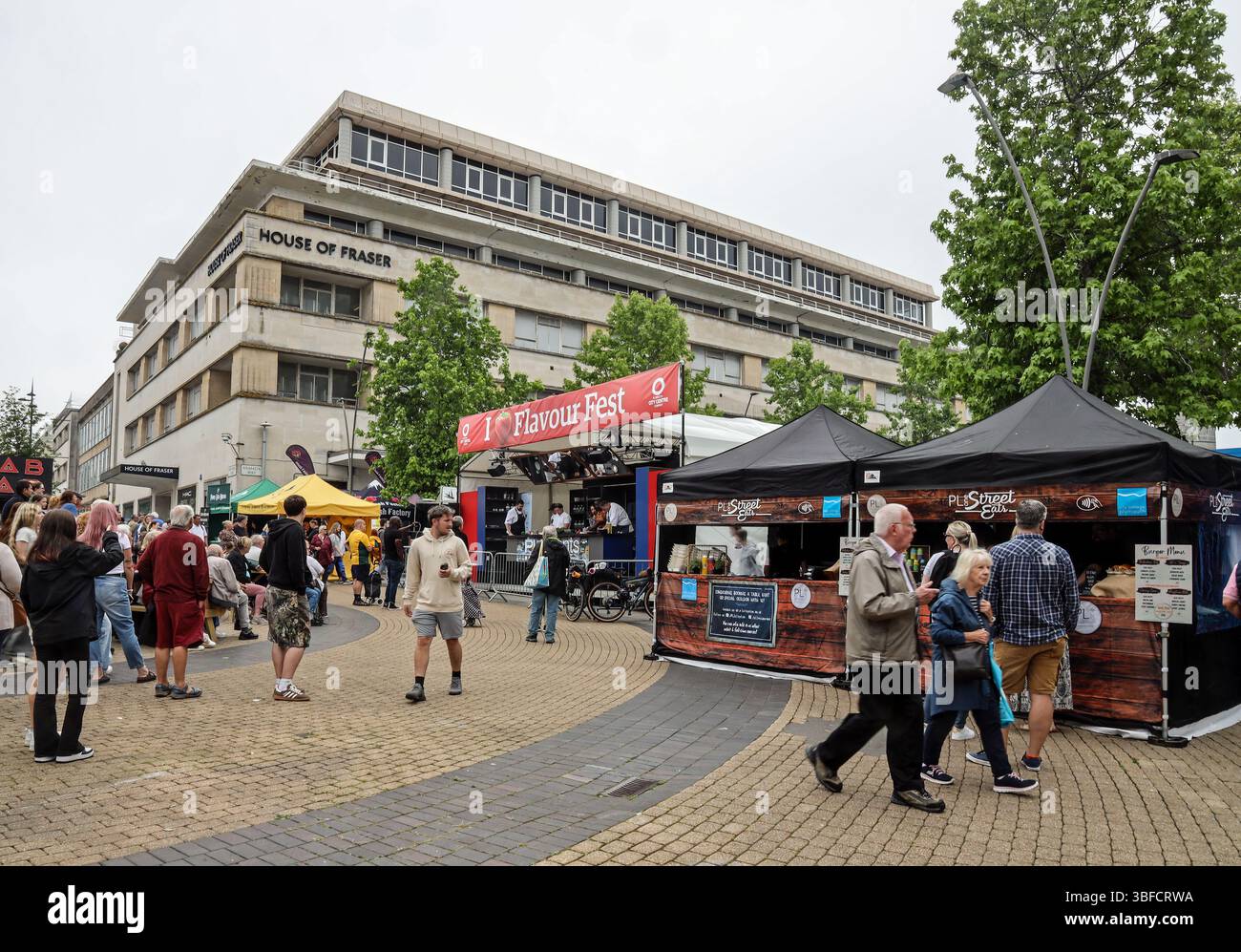 Plymouth Flavour Fest in Armada Way alla fine di maggio 2025. Il palco dimostrativo attrae un pubblico per uno spettacolo Ready Steady Cook Foto Stock