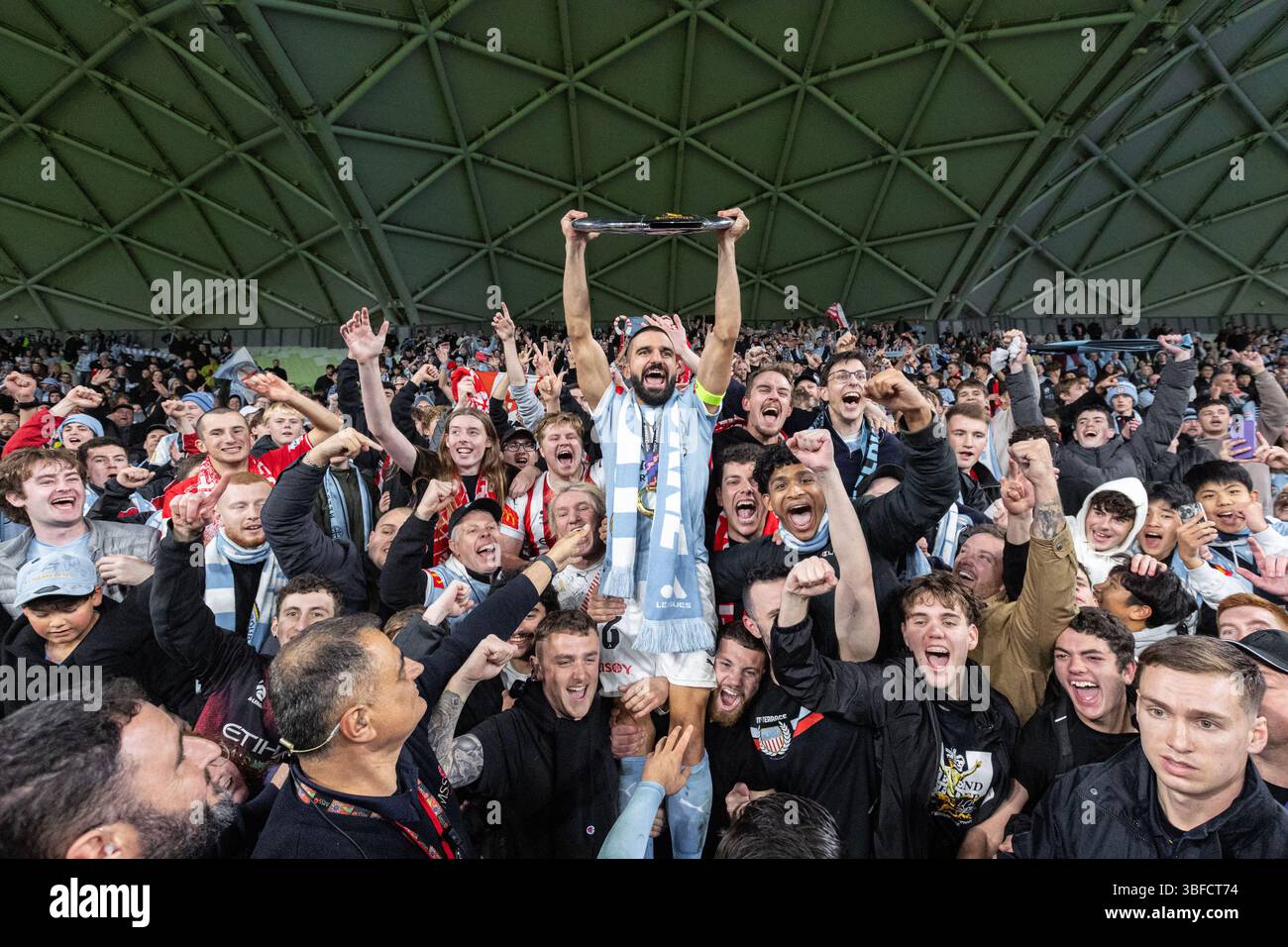 Melbourne, Australia. 31 maggio 2025. L'Aziz Eraltay Behich del Melbourne City FC festeggia con il trofeo vincente dopo la vittoria nella finale maschile A-League tra il Melbourne City FC e il Melbourne Victory FC all'AAMI Park il 31 maggio 2025 a Melbourne, Australia. Crediti: Santanu Banik/Alamy Live News Foto Stock