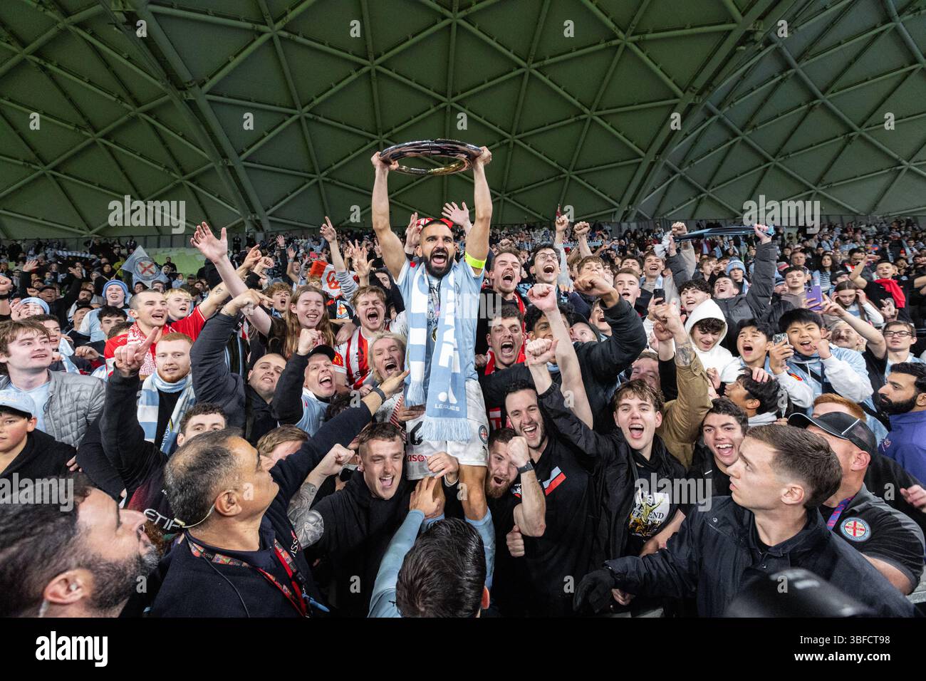 Melbourne, Australia. 31 maggio 2025. L'Aziz Eraltay Behich del Melbourne City FC festeggia con il trofeo vincente dopo la vittoria nella finale maschile A-League tra il Melbourne City FC e il Melbourne Victory FC all'AAMI Park il 31 maggio 2025 a Melbourne, Australia. Crediti: Santanu Banik/Alamy Live News Foto Stock