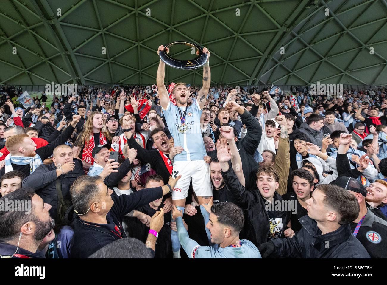 Melbourne, Australia. 31 maggio 2025. Nathaniel Caleb Atkinson del Melbourne City FC festeggia con il trofeo vincente dopo la vittoria nella finale maschile A-League tra Melbourne City FC e Melbourne Victory FC all'AAMI Park il 31 maggio 2025 a Melbourne, Australia. Crediti: Santanu Banik/Alamy Live News Foto Stock