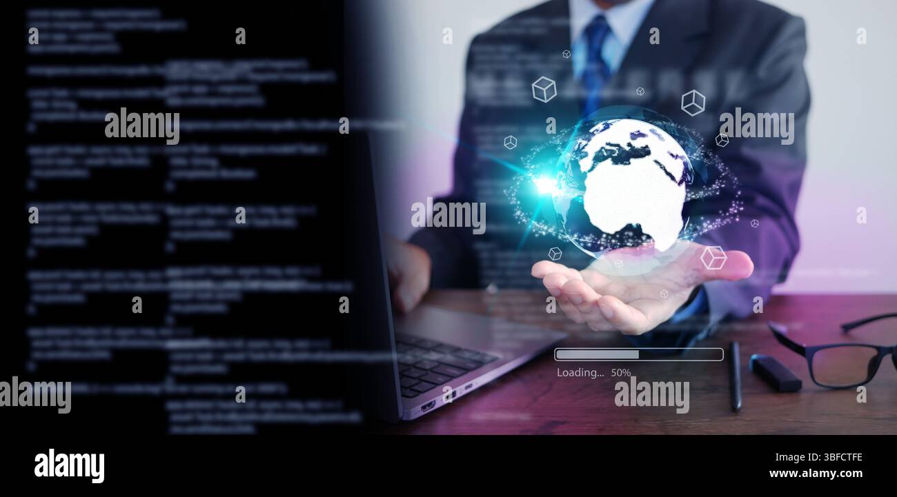 Tecnologia metaversa e realtà virtuale: Un uomo che utilizza il proprio laptop per accedere a un mondo potenziato attraverso la realtà virtuale e la tecnologia AR Foto Stock