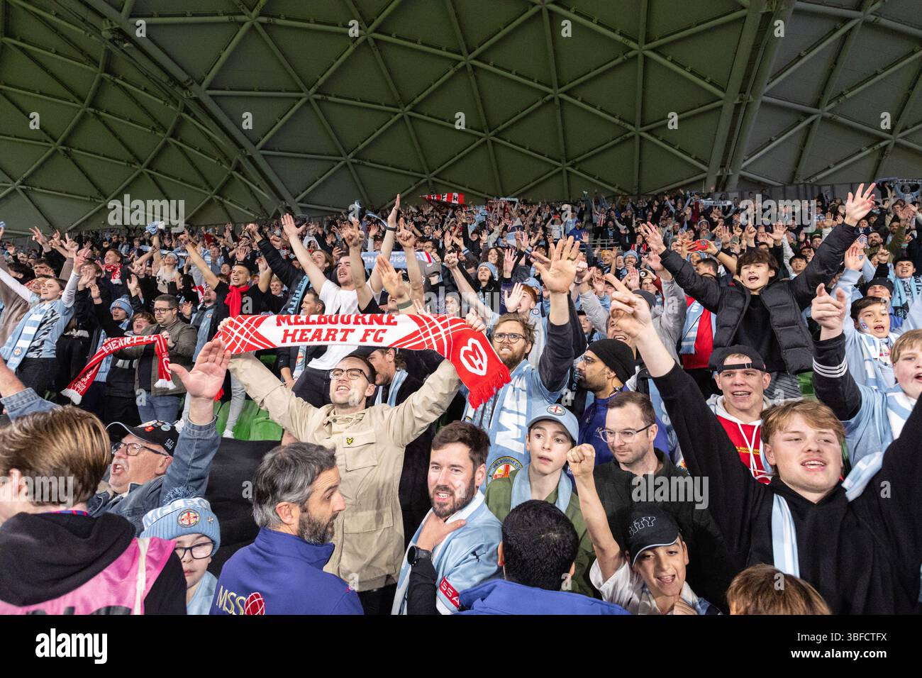 Melbourne, Australia. 31 maggio 2025. I tifosi del Melbourne Victory FC celebrano la loro vittoria nella finale maschile A-League tra il Melbourne City FC e il Melbourne Victory FC all'AAMI Park il 31 maggio 2025 a Melbourne, Australia. Crediti: Santanu Banik/Alamy Live News Foto Stock