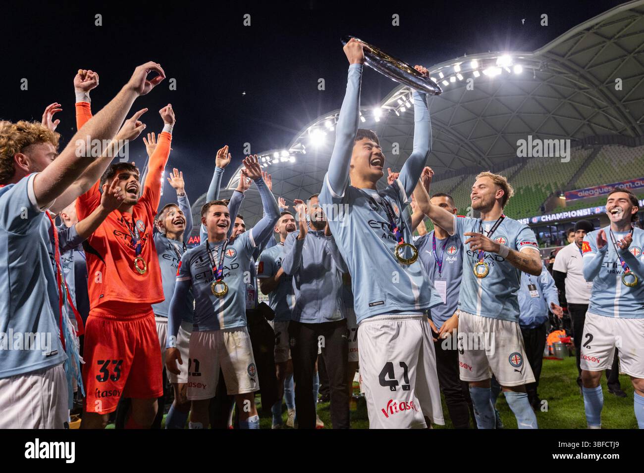 Melbourne, Australia. 31 maggio 2025. I giocatori del Melbourne City FC festeggiano con il trofeo vincente dopo la vittoria nella finale maschile A-League tra il Melbourne City FC e il Melbourne Victory FC all'AAMI Park il 31 maggio 2025 a Melbourne, Australia. Crediti: Santanu Banik/Alamy Live News Foto Stock