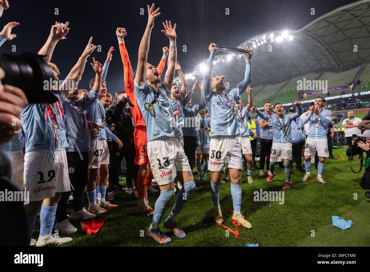 Melbourne, Australia. 31 maggio 2025. I giocatori del Melbourne City FC festeggiano con il trofeo vincente dopo la vittoria nella finale maschile A-League tra il Melbourne City FC e il Melbourne Victory FC all'AAMI Park il 31 maggio 2025 a Melbourne, Australia. Crediti: Santanu Banik/Alamy Live News Foto Stock