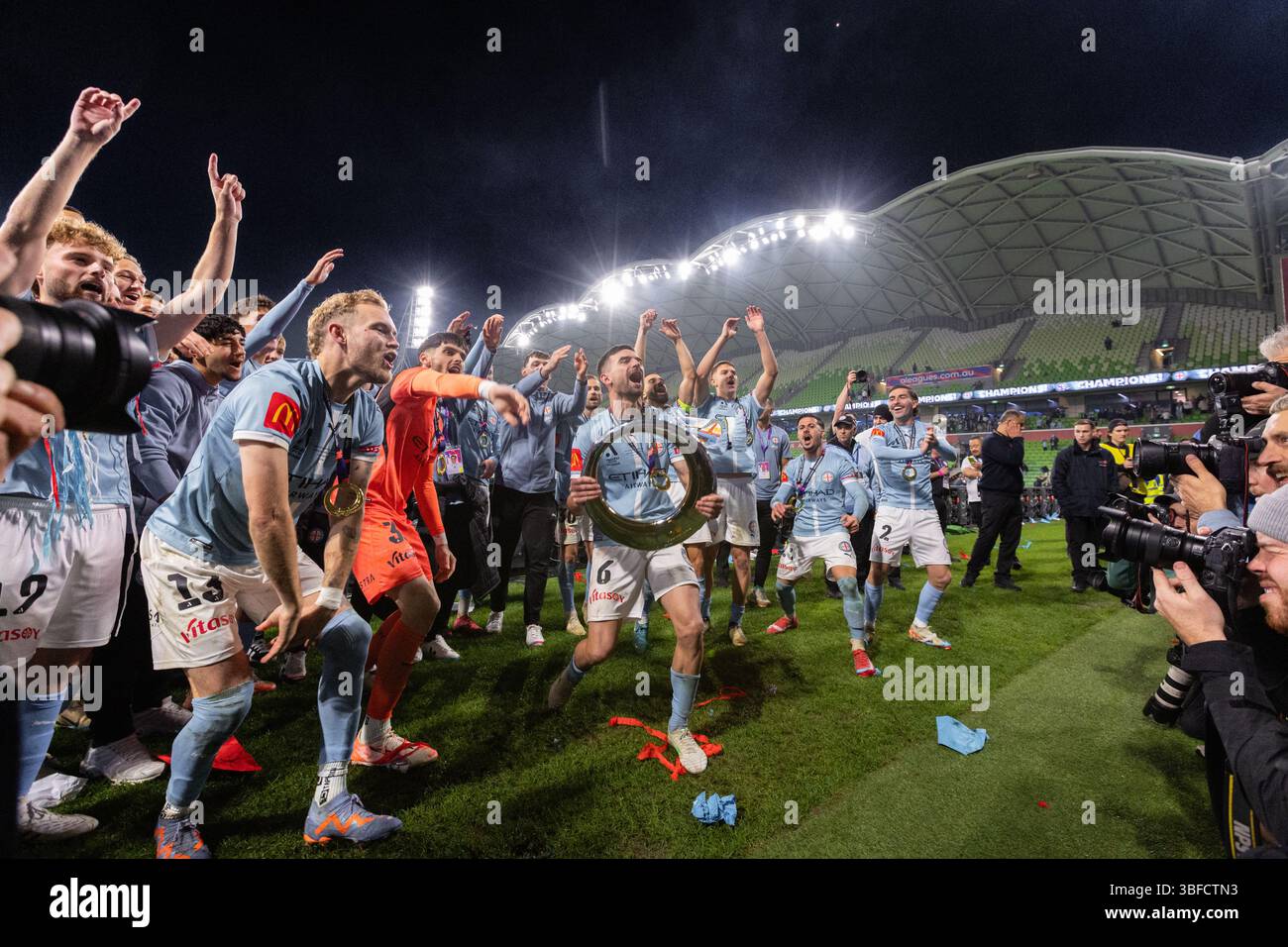 Melbourne, Australia. 31 maggio 2025. I giocatori del Melbourne City FC festeggiano con il trofeo vincente dopo la vittoria nella finale maschile A-League tra il Melbourne City FC e il Melbourne Victory FC all'AAMI Park il 31 maggio 2025 a Melbourne, Australia. Crediti: Santanu Banik/Alamy Live News Foto Stock