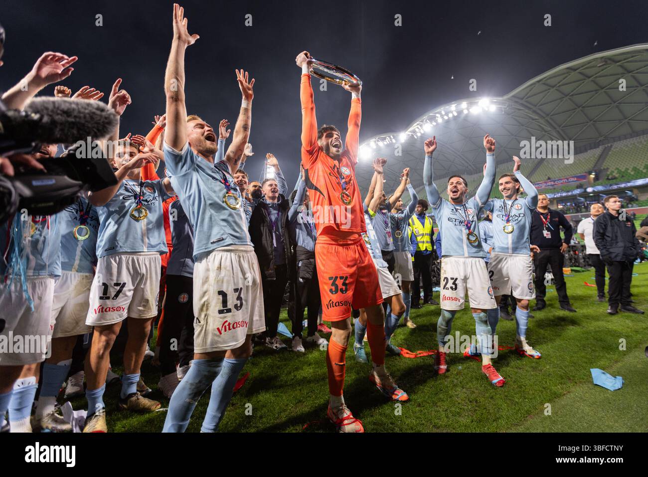 Melbourne, Australia. 31 maggio 2025. Patrick Thomas Beach del Melbourne City FC, con il trofeo vincente, ha vinto la finale maschile di A-League tra Melbourne City FC e Melbourne Victory FC all'AAMI Park il 31 maggio 2025 a Melbourne, Australia. Crediti: Santanu Banik/Alamy Live News Foto Stock