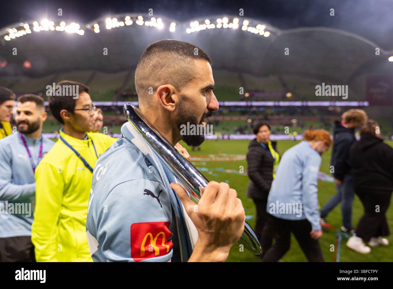 Melbourne, Australia. 31 maggio 2025. L'Aziz Eraltay Behich del Melbourne City FC celebra con il trofeo vincente la vittoria nella finale maschile A-League tra il Melbourne City FC e il Melbourne Victory FC all'AAMI Park il 31 maggio 2025 a Melbourne, Australia. Crediti: Santanu Banik/Alamy Live News Foto Stock
