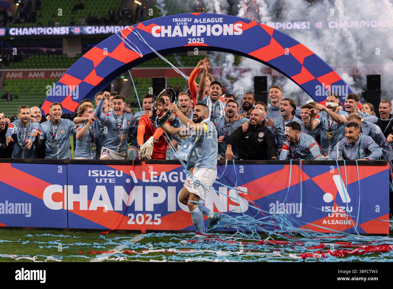 Melbourne, Australia. 31 maggio 2025. I giocatori del Melbourne City FC festeggiano con il trofeo vincente dopo la vittoria nella finale maschile A-League tra il Melbourne City FC e il Melbourne Victory FC all'AAMI Park il 31 maggio 2025 a Melbourne, Australia. Crediti: Santanu Banik/Alamy Live News Foto Stock