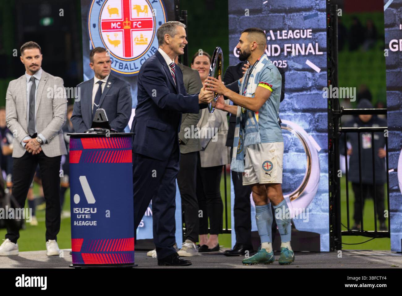 Melbourne, Australia. 31 maggio 2025. Aziz Eraltay Behich del Melbourne City FC riceve il trofeo vincente dopo la vittoria nella finale maschile A-League tra Melbourne City FC e Melbourne Victory FC all'AAMI Park il 31 maggio 2025 a Melbourne, Australia. Crediti: Santanu Banik/Alamy Live News Foto Stock