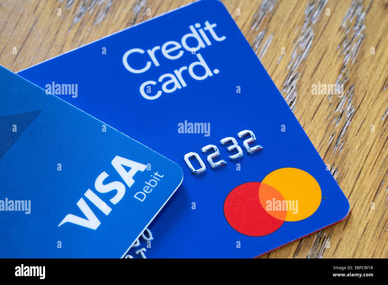Carta di debito VISA e carta di credito Mastercard. Sono entrambe reti di pagamento globali. Concetto: Rete di pagamento, pagamenti con carta, schema di protezione online Foto Stock