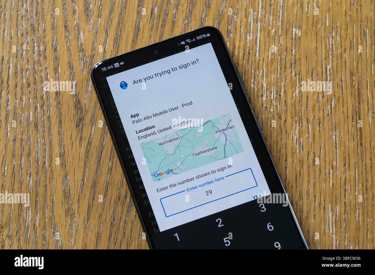 Smartphone Android con l'app Microsoft Authenticator che mostra un numero da immettere su un computer di lavoro come parte dell'autenticazione a due fattori (2FA o TFA) Foto Stock