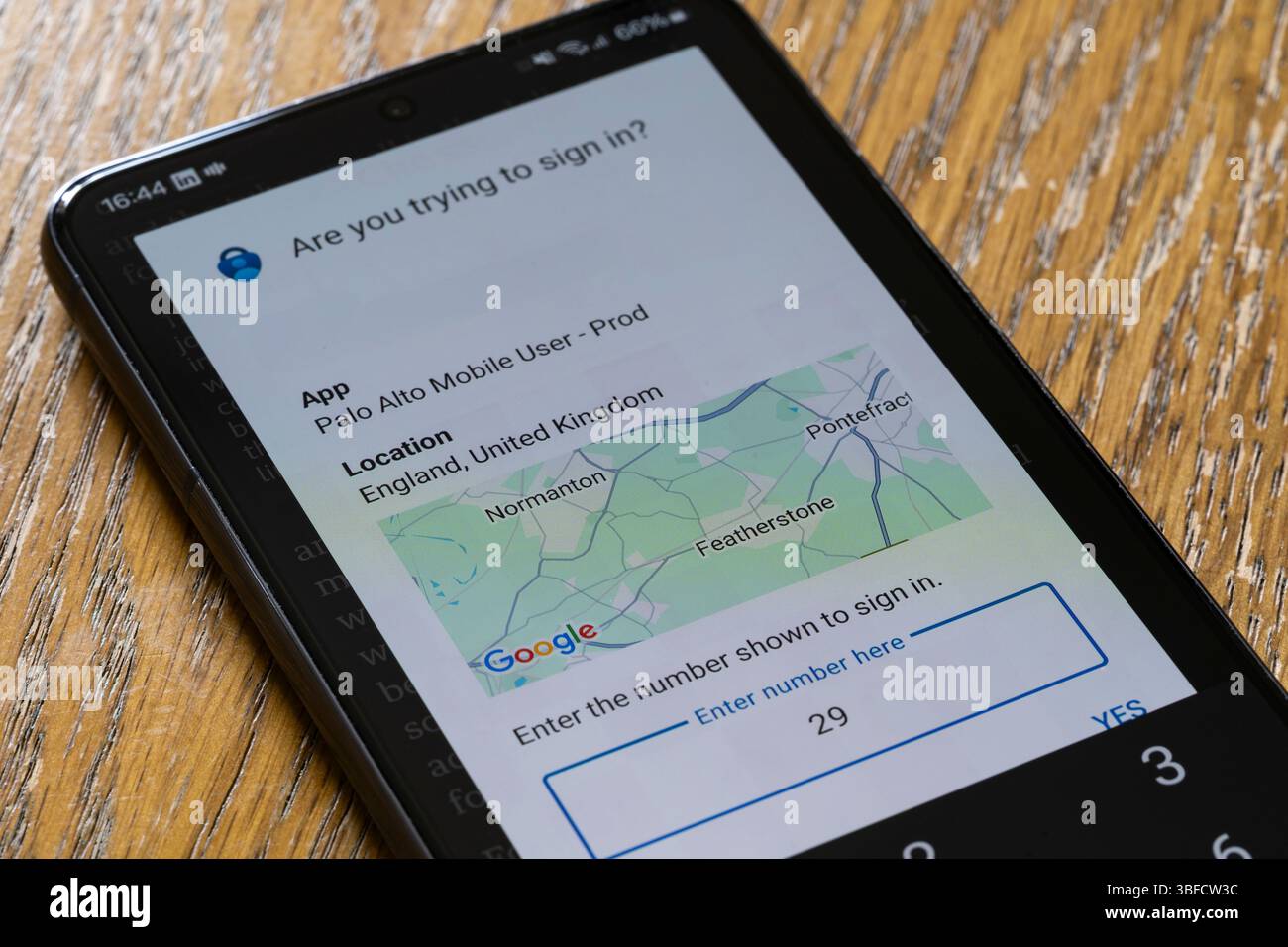 Smartphone Android con l'app Microsoft Authenticator che mostra un numero da immettere su un computer di lavoro come parte dell'autenticazione a due fattori (2FA o TFA) Foto Stock