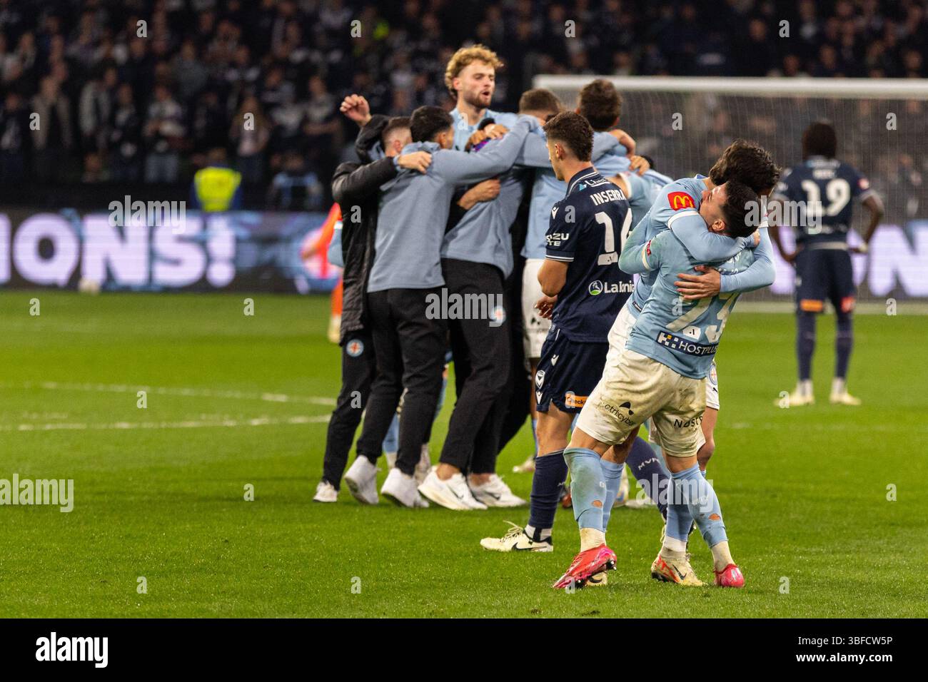 Melbourne, Australia. 31 maggio 2025. I giocatori del Melbourne City FC celebrano la loro vittoria al termine della finale maschile di A-League tra il Melbourne City FC e il Melbourne Victory FC all'AAMI Park il 31 maggio 2025 a Melbourne, Australia. Crediti: Santanu Banik/Alamy Live News Foto Stock