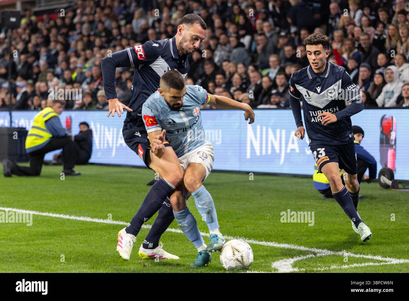 Melbourne, Australia. 31 maggio 2025. Aziz Eraltay Behich del Melbourne City FC controlla la palla durante la finale maschile di A-League tra il Melbourne City FC e il Melbourne Victory FC all'AAMI Park il 31 maggio 2025 a Melbourne, Australia. Crediti: Santanu Banik/Alamy Live News Foto Stock