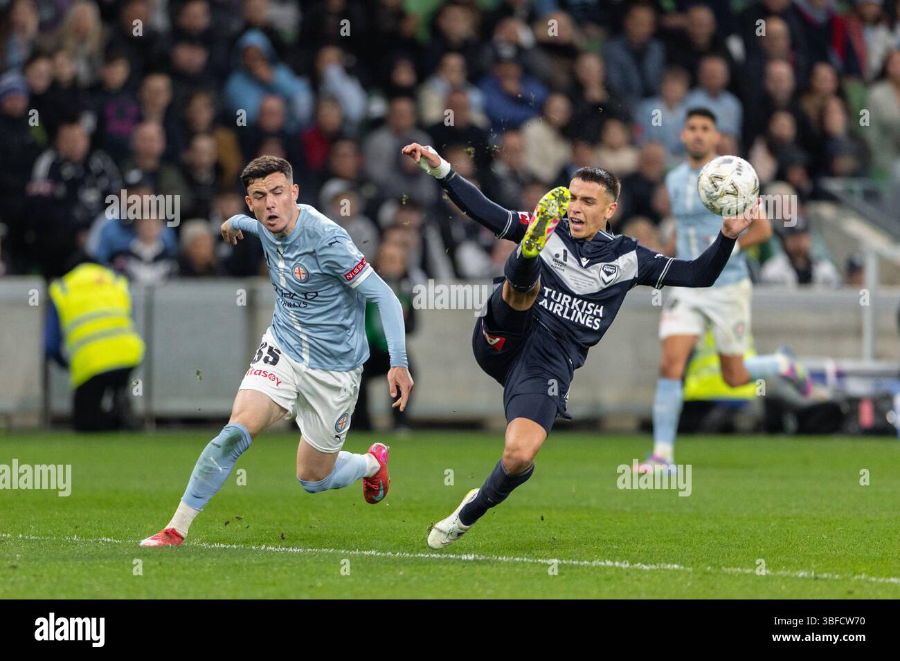 Melbourne, Australia. 31 maggio 2025. Joshua James Rawlins del Melbourne Victory FC sgombra la palla durante la finale maschile di A-League tra il Melbourne City FC e il Melbourne Victory FC all'AAMI Park il 31 maggio 2025 a Melbourne, Australia. Crediti: Santanu Banik/Alamy Live News Foto Stock