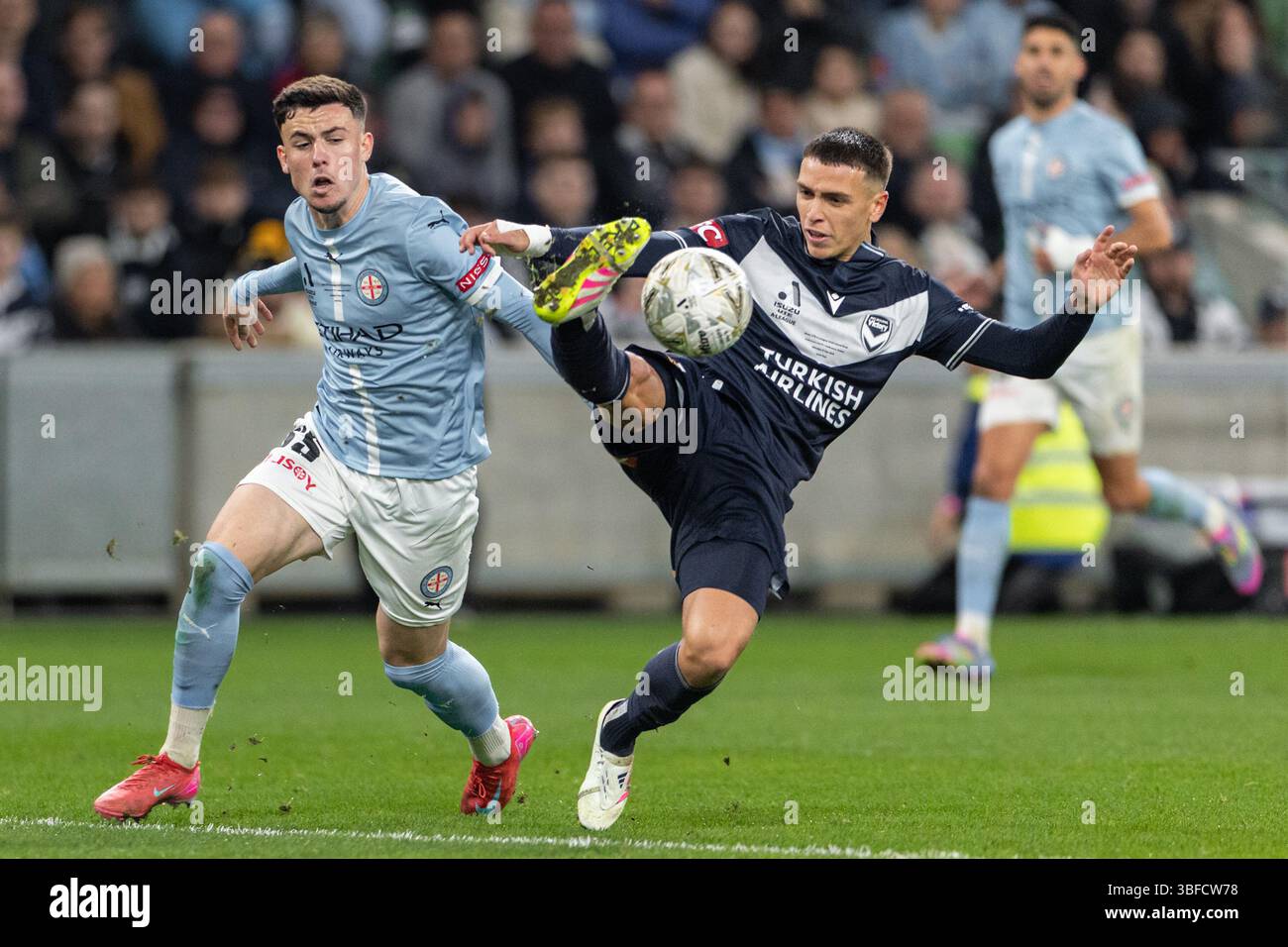 Melbourne, Australia. 31 maggio 2025. Joshua James Rawlins del Melbourne Victory FC sgombra la palla durante la finale maschile di A-League tra il Melbourne City FC e il Melbourne Victory FC all'AAMI Park il 31 maggio 2025 a Melbourne, Australia. Crediti: Santanu Banik/Alamy Live News Foto Stock