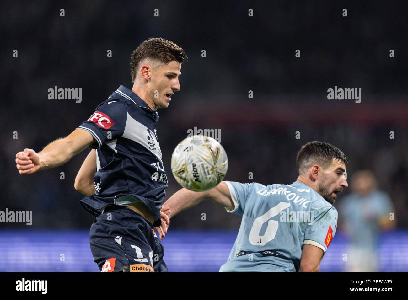 Melbourne, Australia. 31 maggio 2025. Joshua Inserra del Melbourne Victory FC sale in testa alla palla durante la finale maschile A-League tra il Melbourne City FC e il Melbourne Victory FC all'AAMI Park il 31 maggio 2025 a Melbourne, Australia. Crediti: Santanu Banik/Alamy Live News Foto Stock