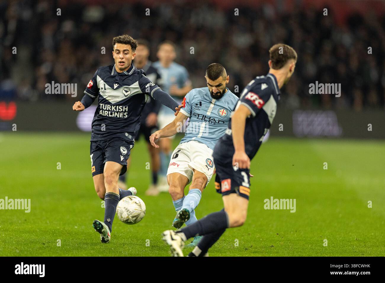 Melbourne, Australia. 31 maggio 2025. L'Aziz Eraltay Behich del Melbourne City FC passa la palla durante la finale maschile di A-League tra il Melbourne City FC e il Melbourne Victory FC all'AAMI Park il 31 maggio 2025 a Melbourne, Australia. Crediti: Santanu Banik/Alamy Live News Foto Stock