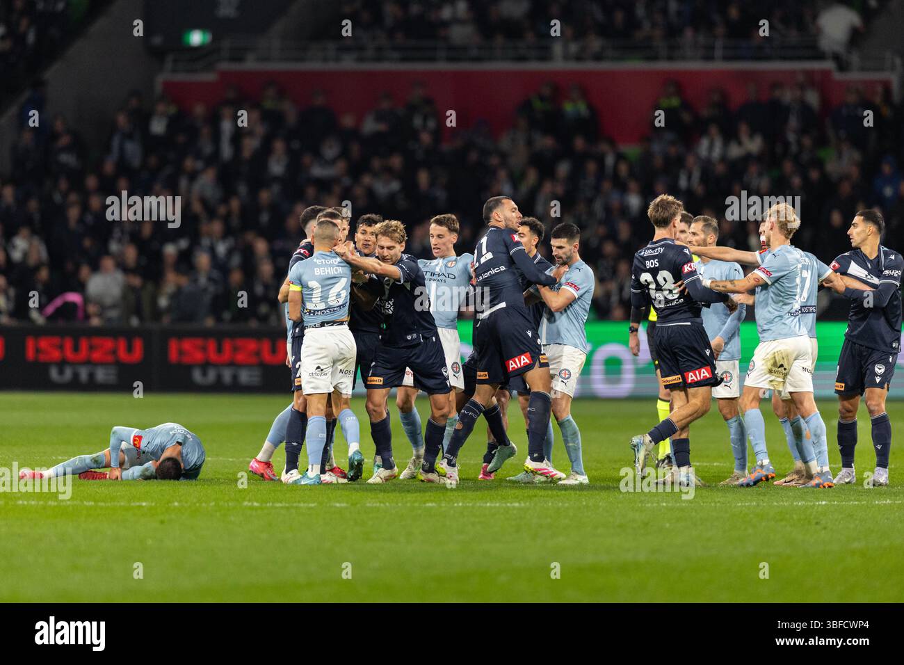 Melbourne, Australia. 31 maggio 2025. Le tensioni esplodono durante la finale di A-League maschile tra il Melbourne City FC e il Melbourne Victory FC all'AAMI Park il 31 maggio 2025 a Melbourne, Australia. Crediti: Santanu Banik/Alamy Live News Foto Stock