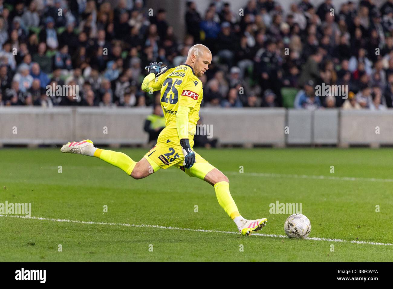 Melbourne, Australia. 31 maggio 2025. Jack Carleton Duncan del Melbourne Victory FC prende un calcio da goal durante la finale maschile A-League tra il Melbourne City FC e il Melbourne Victory FC all'AAMI Park il 31 maggio 2025 a Melbourne, Australia. Crediti: Santanu Banik/Alamy Live News Foto Stock